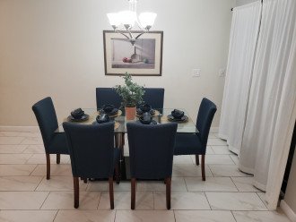 Dining Room w/6 Chairs