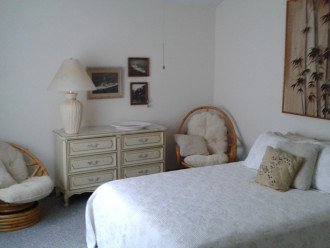 Guest Bedroom w/Queen mattress