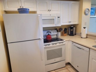 Dishwasher and smooth cook top. Fully equipped kitchen.