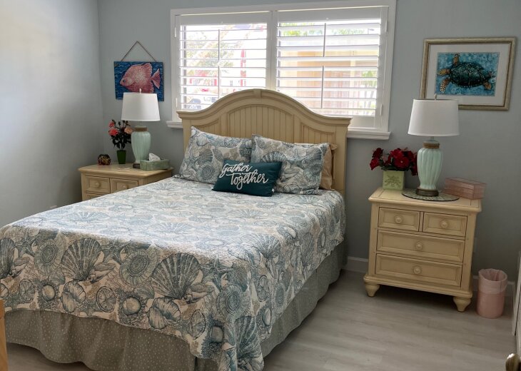 Queen Bed in Guest room