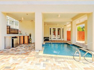 Sunny Private Pool Feat. Loungers,Outdoor Dining, and Outdoor Kitchen and Bath