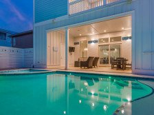 Good Day Sunshine: King Suites Galore! Large Private Pool! 100 Yards to Beach!