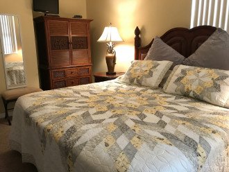 Guest room w/king bed