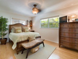 GUEST ROOM WITH QUEEN SIZE BED