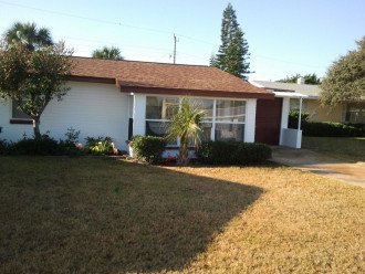 Walk to the Beach ! Centrally located Pet Friendly Beach Bungalow #1