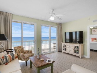 Main living area has a new large flat screen TV, plus balcony access to Gulf view