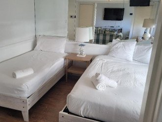 Guest Bedroom w/Twin and Queen Bed