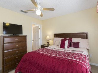 2nd bedroom with en-suite, queen bed, TV/DVD, ceiling fan, closet