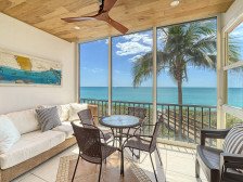 Siesta Key - Completely Renovated 2bdrm on the beach - amazing views!!
