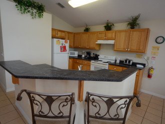 Fully equipped kitchen with breakfast bar