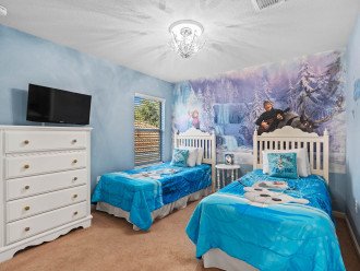 Chill out with Anna & Elsa in this Frozen-themed bedroom.