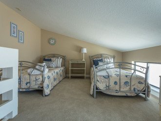 Loft Bedroom with 3 Twin Beds - Great Room for the Kiddos!