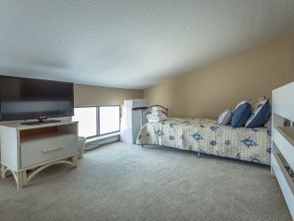 Flat Screen TV/DVD in Loft Bedroom w/3 twin beds