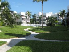 PRIVATE BEACH--LARGE POOL--EASY ACCESS: DINING/FISHING/DIVING
