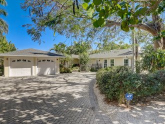 St. Armand's Canal-front Pool Home ~ freshly remodeled and steps to the beach! #3