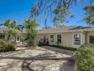 St. Armand's Canal-front Pool Home ~ freshly remodeled and steps to the beach! #5
