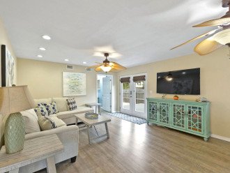 Great updated beach cottage! Just steps from the Gulf of Mexico! #8