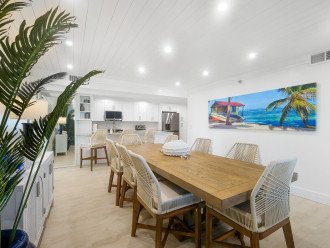Beachy vibes in the dining room
