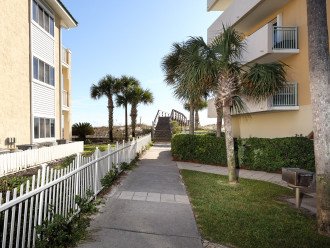 Short walk, just over 200 steps from Sea Shell, to the beach & Gulf of Mexico.