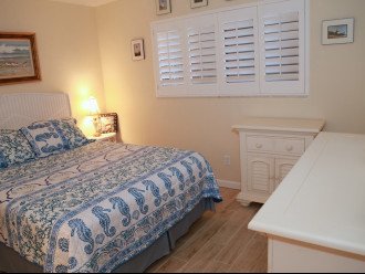 Guest room with Queen bed and pillowtop mattress