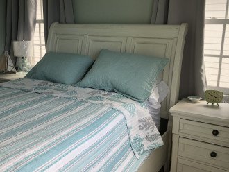 Master queen size bed w/2 nightstands
