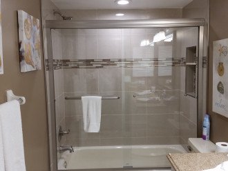 guest bathroom shower/tub
