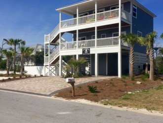 3 Bedrooms, 3 Baths in this newer beach house! Can sleep up to 9 with sofa bed!!