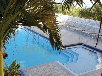 Walk in area of pool, lots of lounge chairs