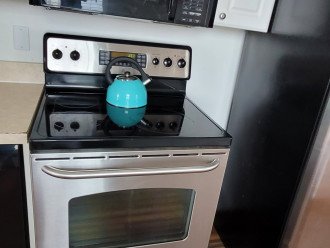 Full Size Electric Oven and cooktop with upper microwave & tea kettle