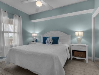 Tranquil guest bedroom with comfortable queen size bed & access to 2nd bathroom