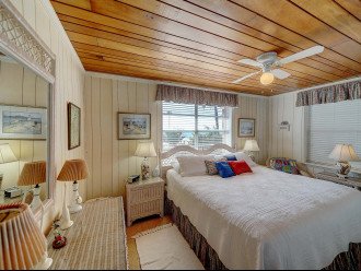 King bed room - beach side
