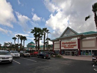 an outdoor mall( 1 minutes walking) with grocery store,liquor store,restaurants