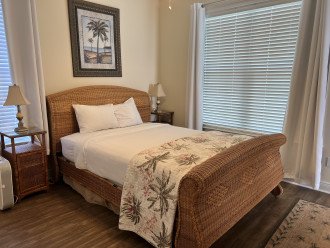 Palm Paradise - Main floor bedroom w/ queen bed & private bath with Jacuzzi tub