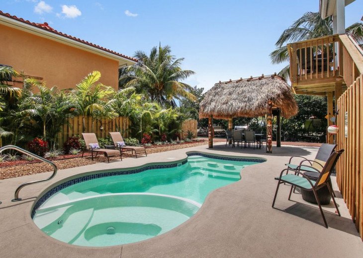 This pool / hot tub is one of our favorite things about this property!