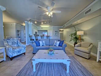 Large Beach Front Pool, Gorgeous Sunsets, Large Condo, Dedicated Parking, HotTub #1