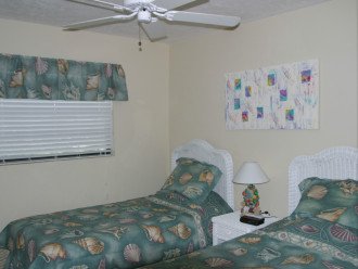 Guest Bedroom with 2 twin beds & NEW Tempurpedic style memory foam mattresse