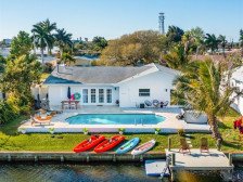 WATERFRONT OASIS 3B/3B W HEATED POOL & HOT TUB - BRING YOUR BOAT