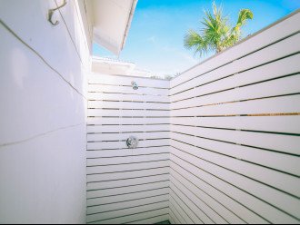 Private outdoor shower (hot/cold water)
