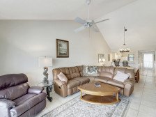 2/2 Vaulted Ceiling 10 Min to beach on golf course