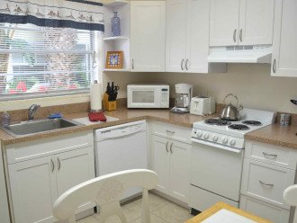 Queen Studio w/ separate, full eat-in kitchen and dishwasher