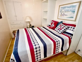 Queen bed in one-bedroom cottage