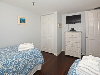 Twin bedroom with Flat screen TV