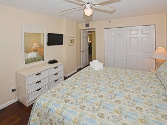 King size guest room
