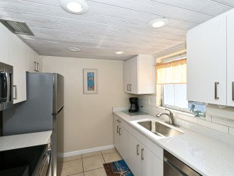 Modern, fully equipped, just renovated new kitchen.