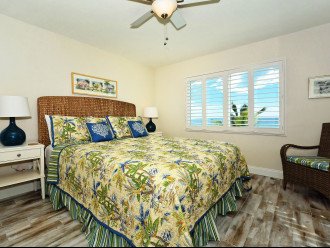 Master bedroom with bay window overlooking the Gulf and beach below. King-size bed with large HDTV