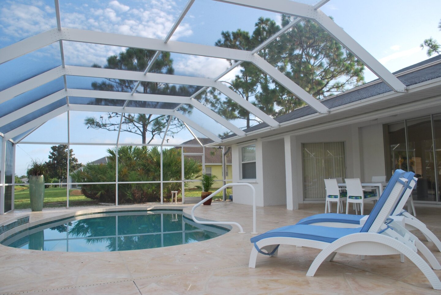 Lanai pool and eating area