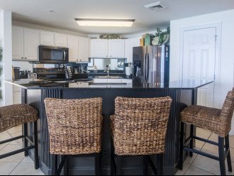 Large breakfast bar & kitchen area, extensive counters, all new appliances, 2020