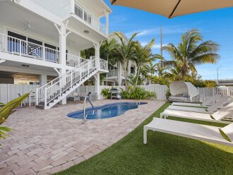 Spacious Yard - Direct Water Front!