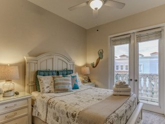 Mermaid Room with Queen Size Bed with storage, Full Bath and 40" HD SmartTV