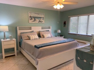 Very Comfy King-Sized Bed in Beachy colored room with view of ocean